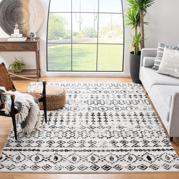 Tulum 240 Bohemian Power Loomed Polypropylene Pile Rug Ivory / Black
