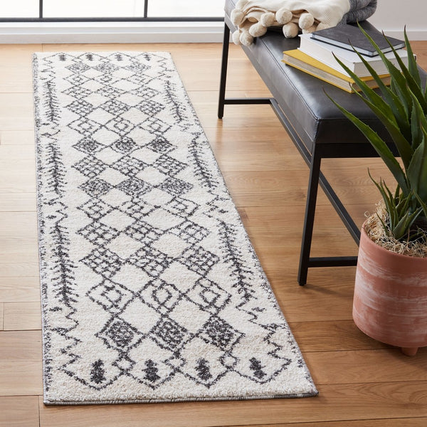 Tunisia 736 Bohemian Power Loomed 100 % Polyproplene Pile Rug Ivory / Black
